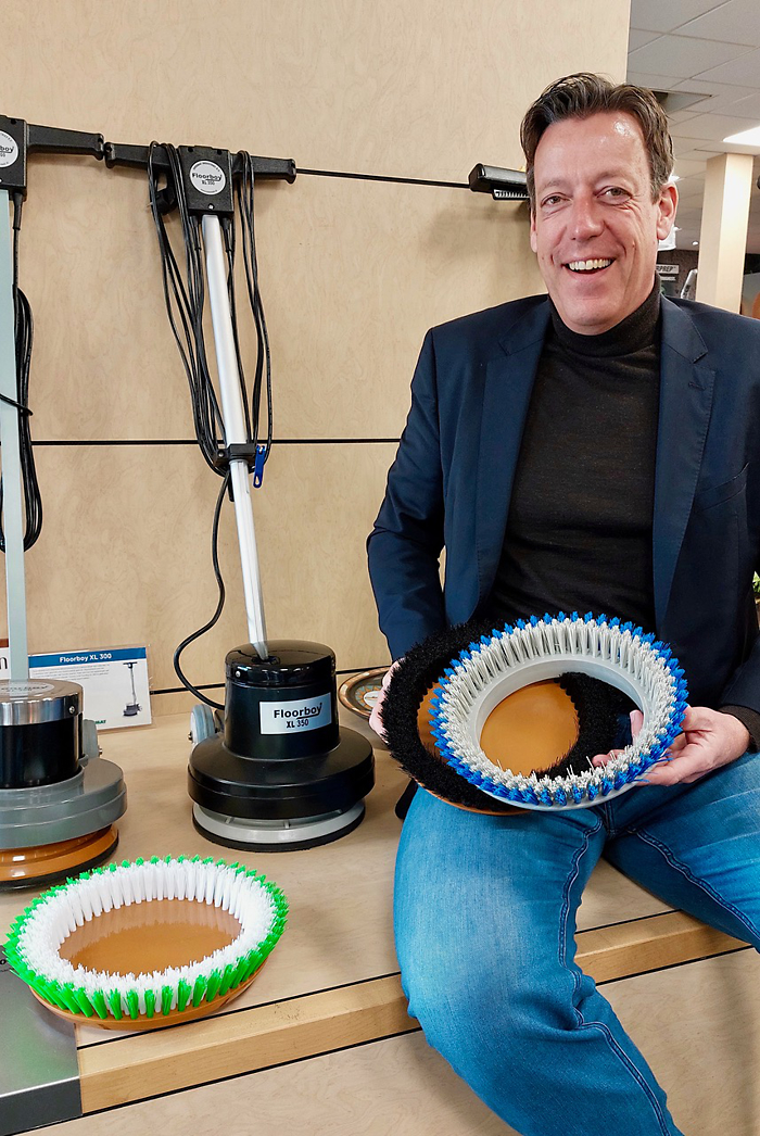 Jeroen van Oversteeg met in het midden de handzame Floorboy XL350