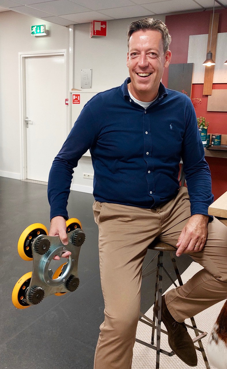 Jeroen van Oversteeg toont de krachtige aangedreven schijf van de nieuwe schuurmachine die Overmat Industries op InCoDa presenteert. krachtige aangedreven schijf Overmat